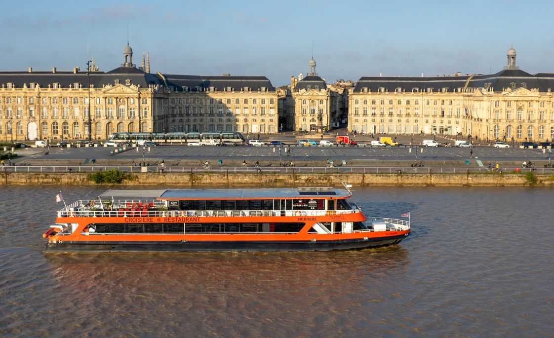 Offrez la Garonne avec un déjeuner-croisière en plein centre de Bordeaux